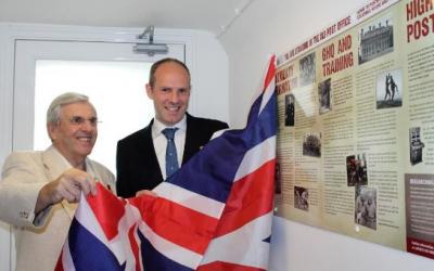 Justin Unveils Panel Honouring Highworth War Hero