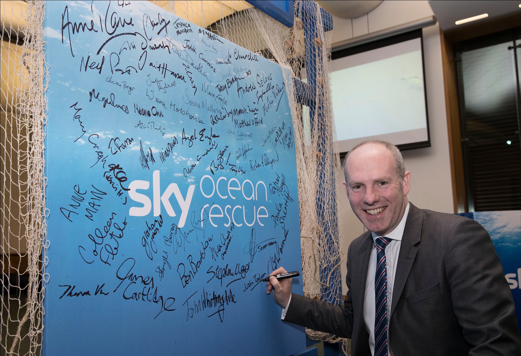 Justin Tomlinson MP Pledges To Pass On Plastic With Sky Ocean Rescue